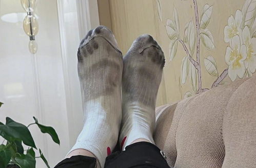 明星也踩雷！關曉彤曬掉色鞋子染黑襪子，瑕疵品無處不在